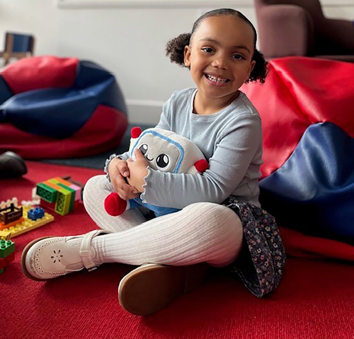 Mya, de 3 anys, jugant amb Gabbo, una joguina amb intel·ligència artificial desenvolupat per Curi Interactive, durant una observació en la Facultat d'Educació de la Universitat de Cambridge.