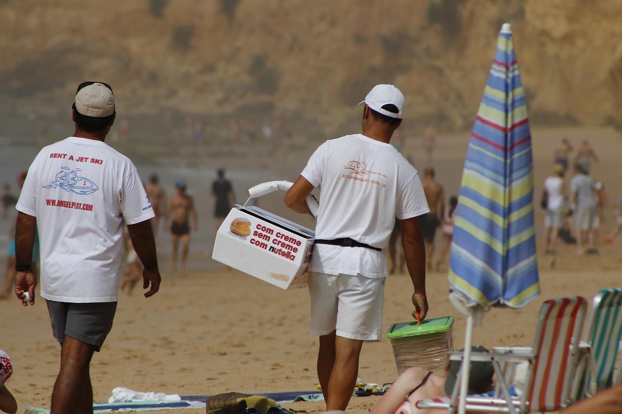 Persones treballant a la platja | Pixabay