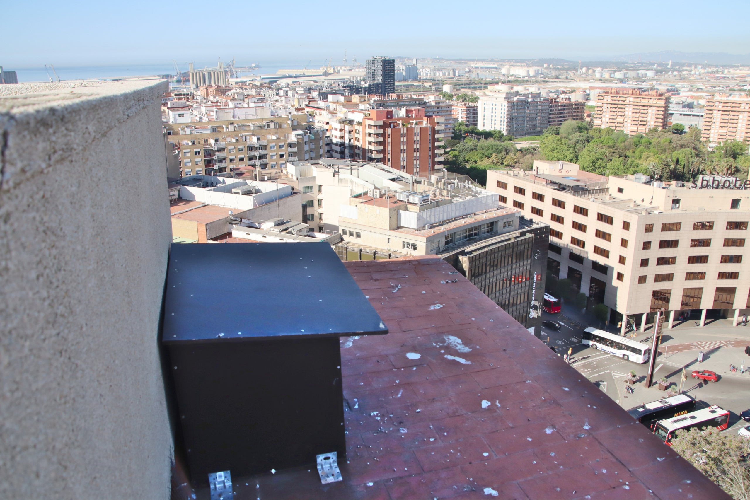 Imatge d'una caixa niu per a falcó pelegrí instal·lada a la terrassa de l'edifici de Rambla Nova, 127 | Eloi Tost (ACN)