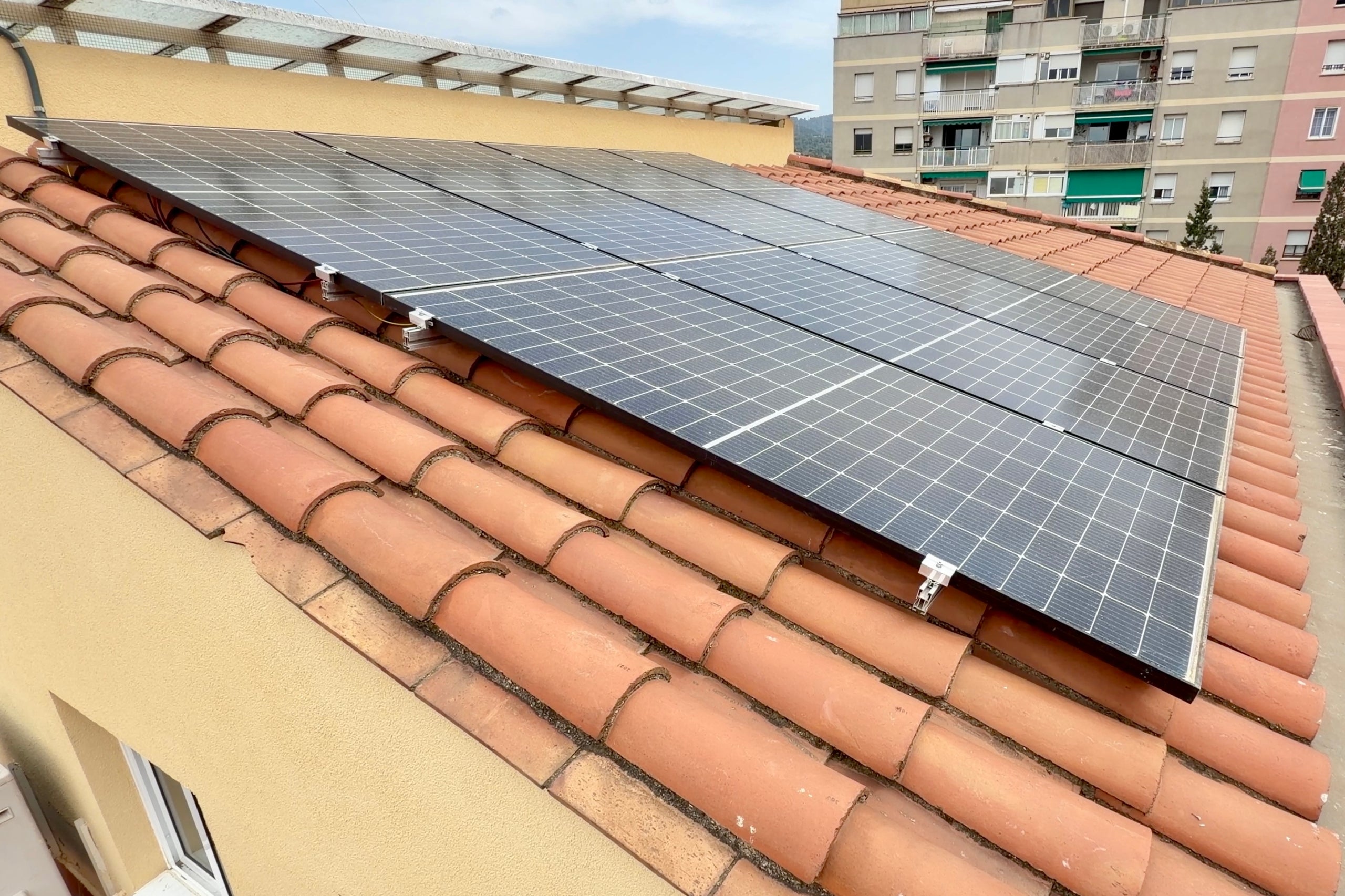 Plaques solars en la coberta d'un bloc de pisos on s'han fet millores per incrementar l'eficiència energètica. | Albert Segura (ACN)
