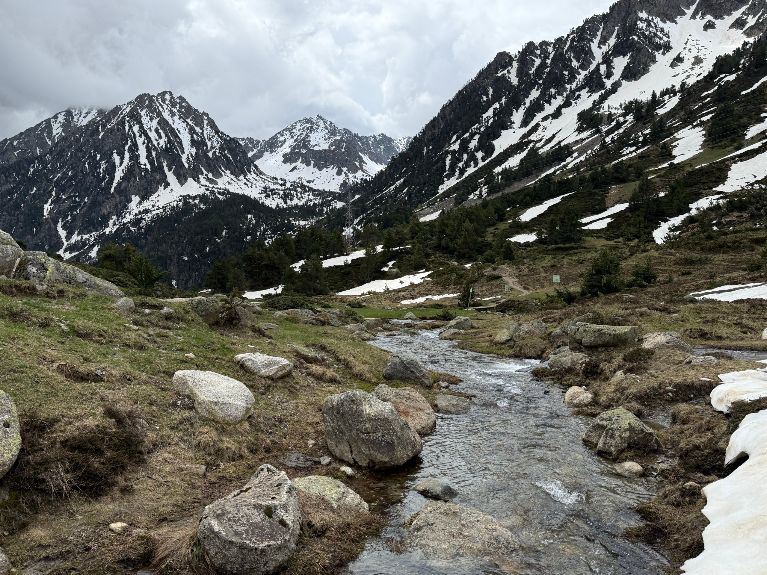 Aigua del desgel i muntanyes nevades, al port de la Bonaigua | Marta Lluvich / Pau Cortina (visualitzacions) (ACN)