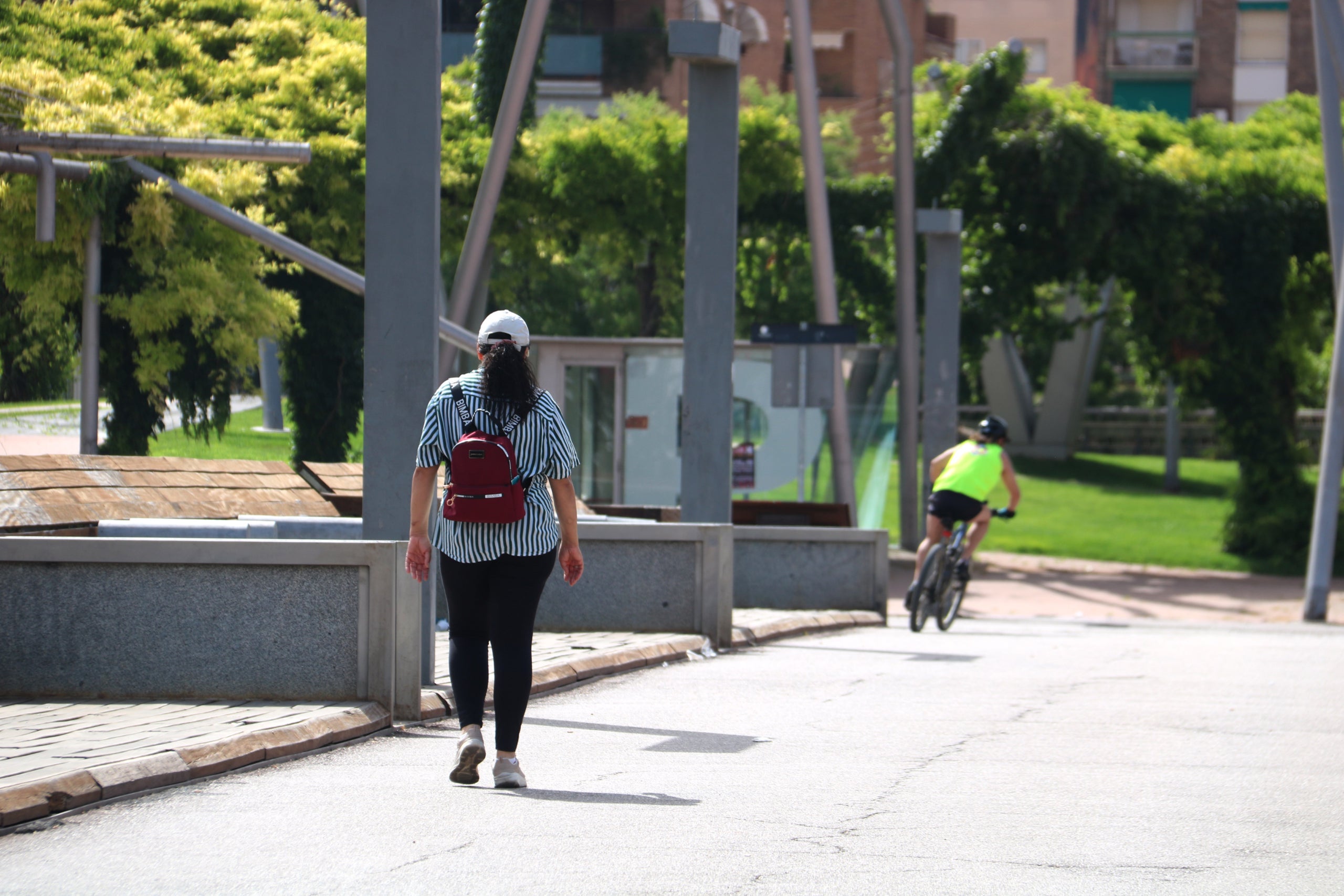 Una persona camina per Lleida amb una gorra per protegir-se de les altes temperatures | Alba Mor (ACN)