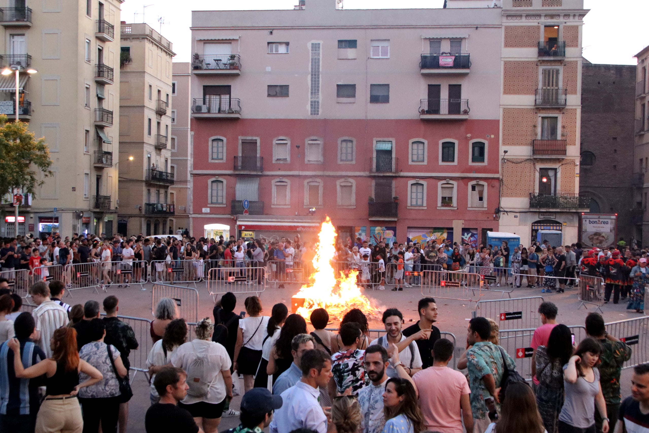 Foguera de Sant Joan a la Barceloneta | Blanca Blay (ACN)