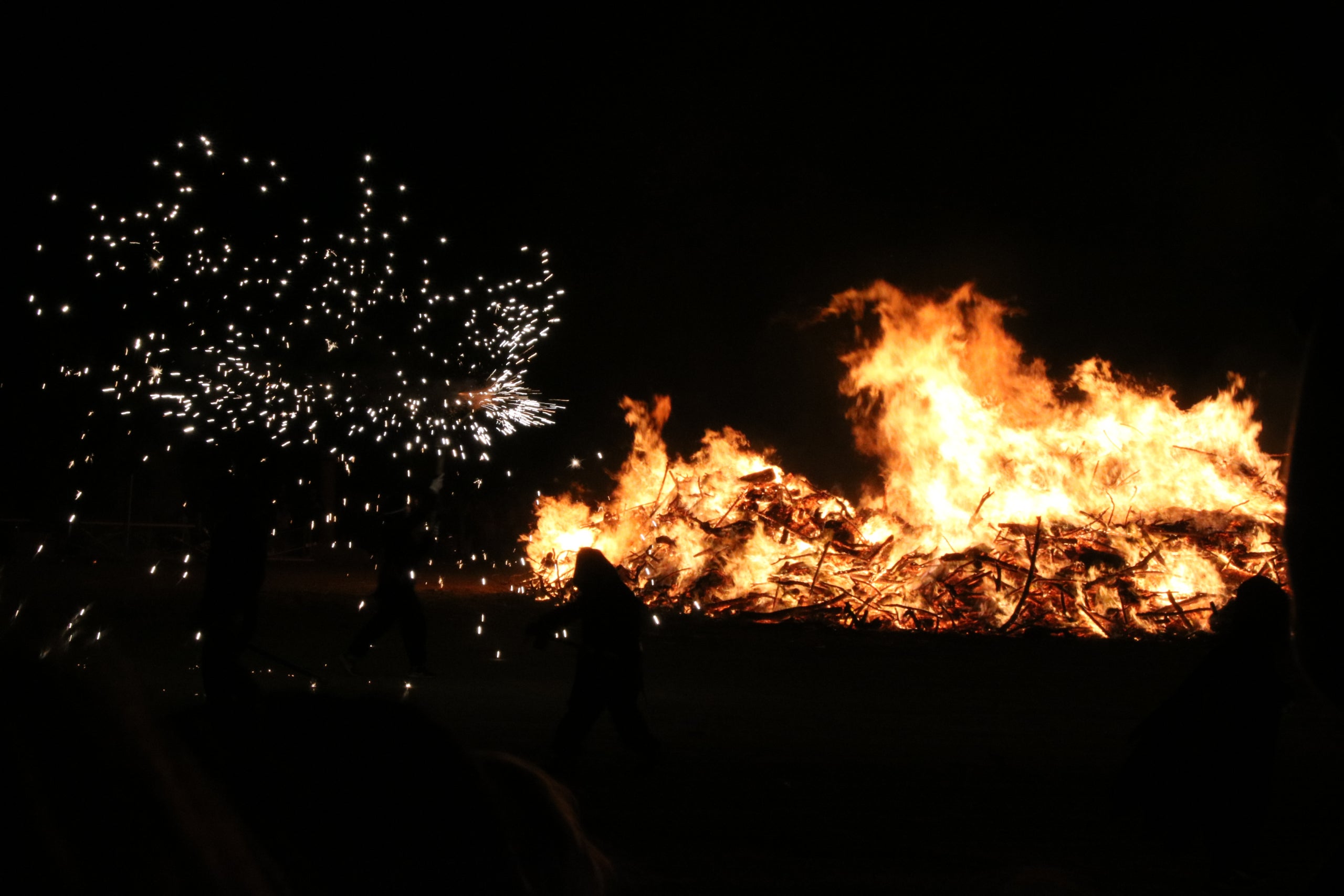 Un diable, passant per davant de la foguera per la revetlla de Sant Joan 2024 a l'Estartit | Ariadna Reche (ACN)
