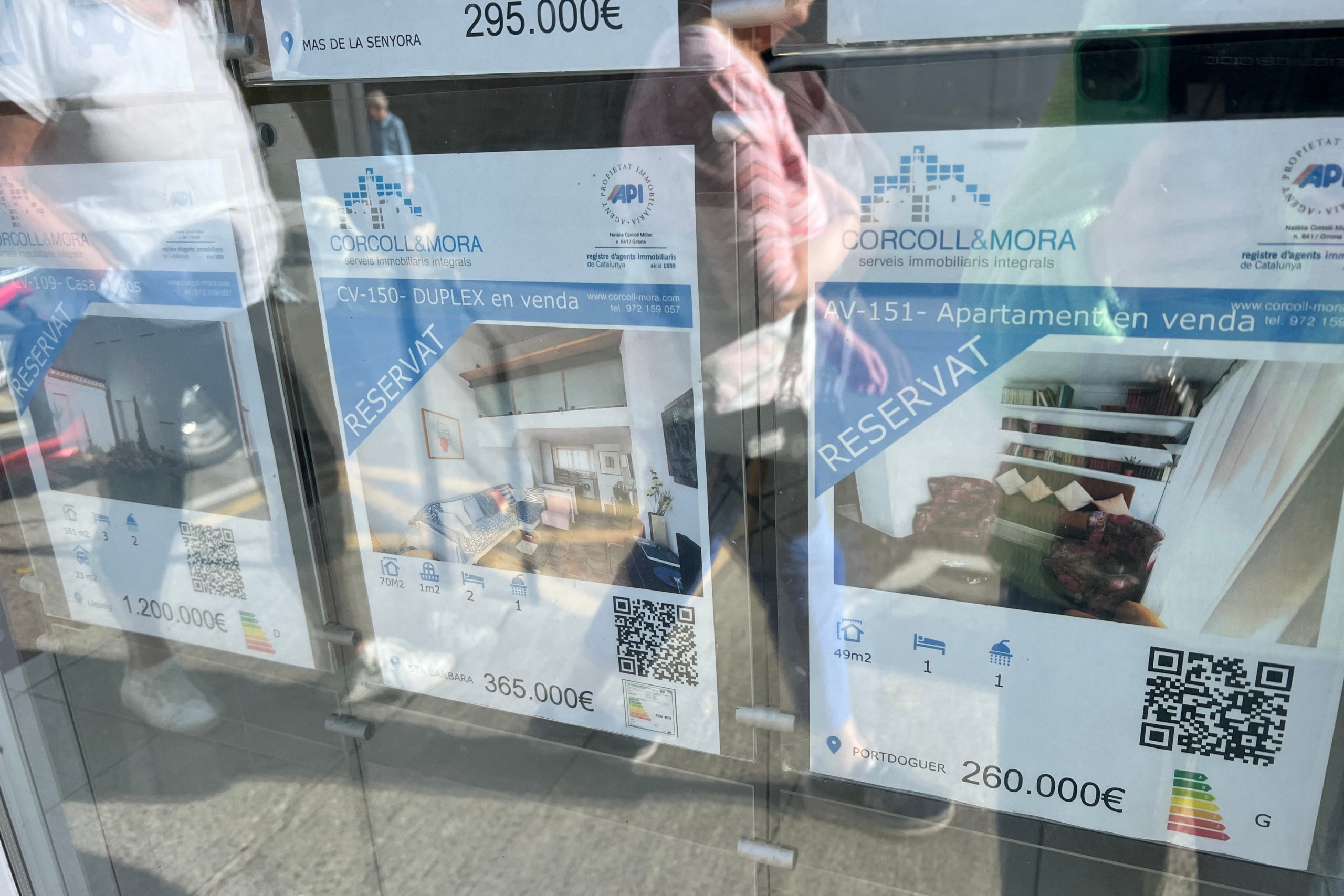 Cartells de pisos en venda en una immobiliària de Cadaqués | Gemma Tubert (ACN)