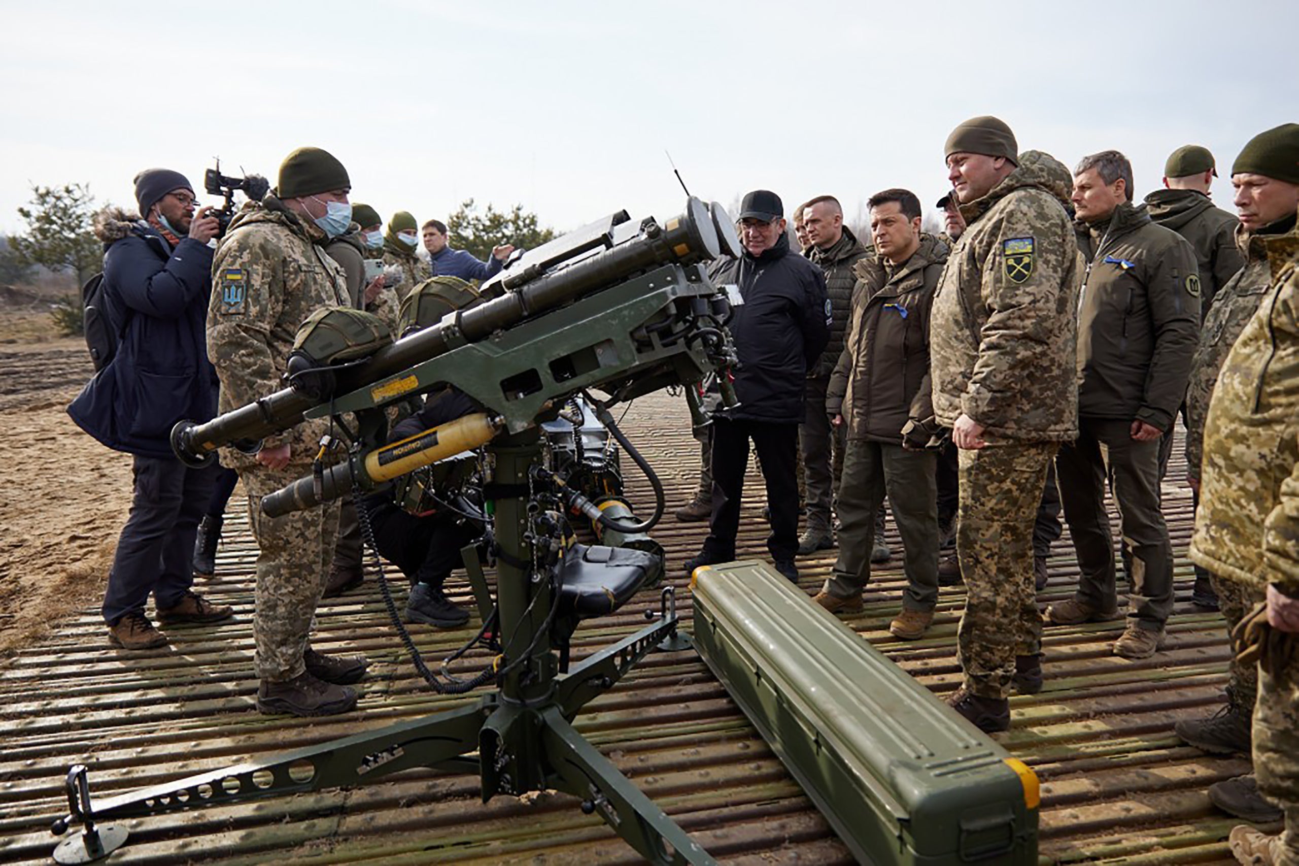 El president d'Ucraïna, Volodímir Zelenski, inspecciona armament enviat per Occident / DPA