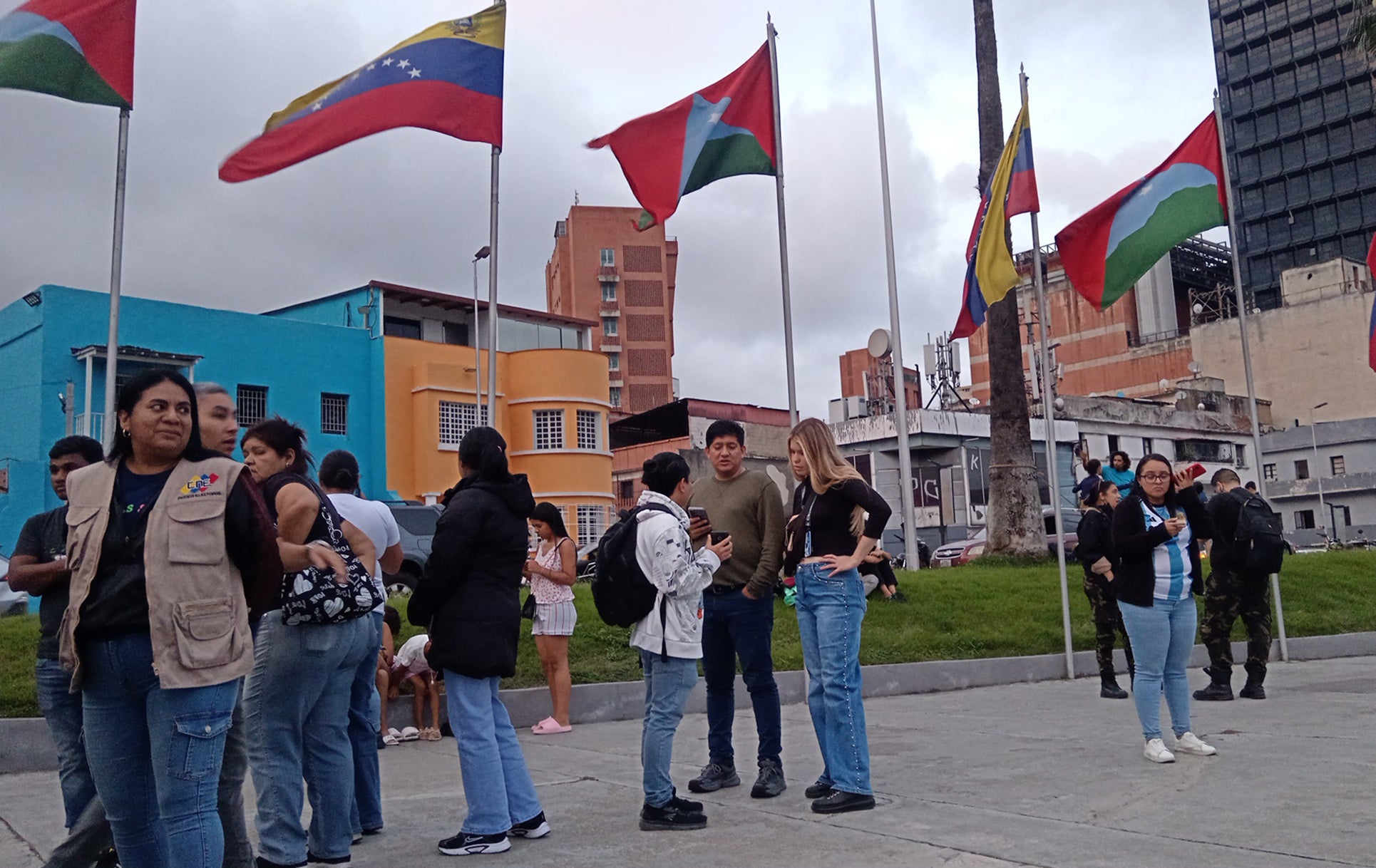 Foto feta amb un telèfon mòbil on es veuen persones reunides en un espai obert després d'un terratrèmol a Caracas, Veneçuela, 24 de juny de 2026. | Tian Rui / Xinhua News / Europa Press / ContactoPhoto