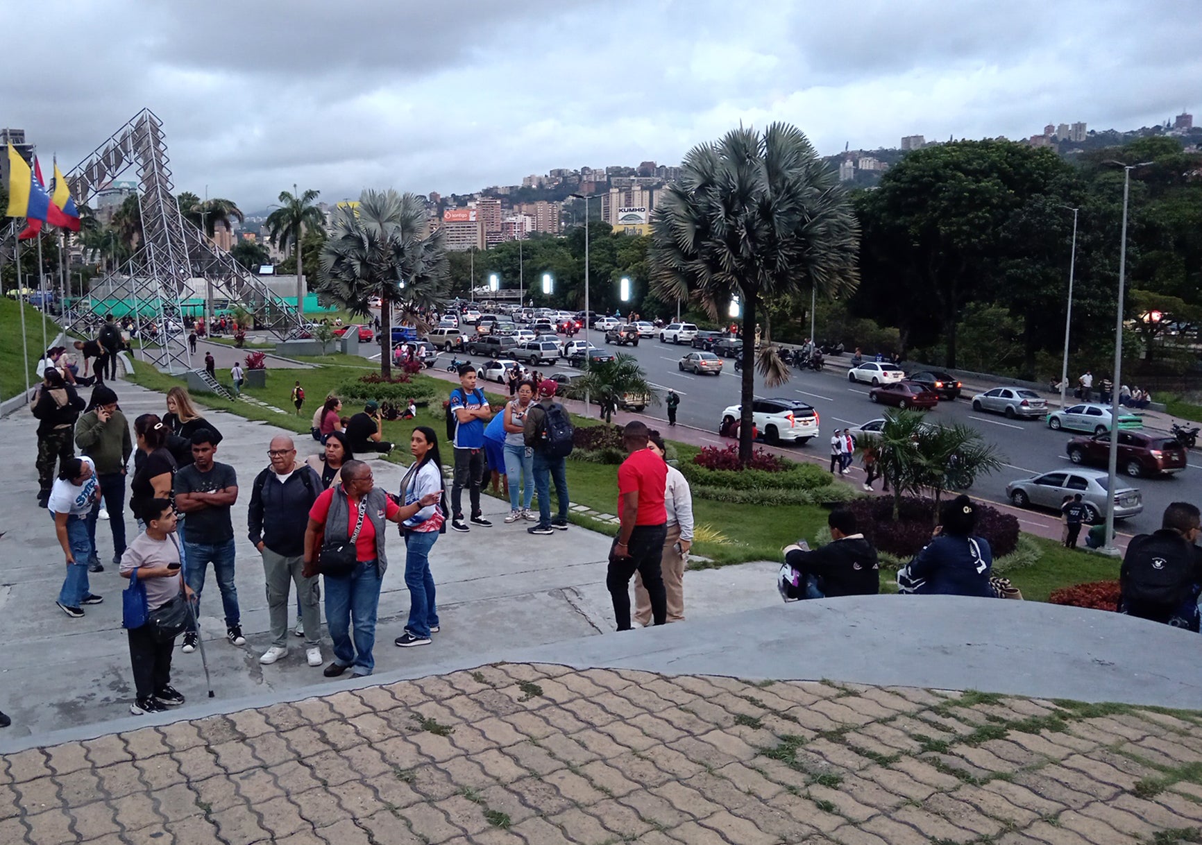 Foto feta amb un telèfon mòbil on es veuen persones reunides en un espai obert després d'un terratrèmol a Caracas, Veneçuela, 24 de juny de 2026. | Tian Rui / Xinhua News / Europa Press / ContactoPhoto
25/6/2026