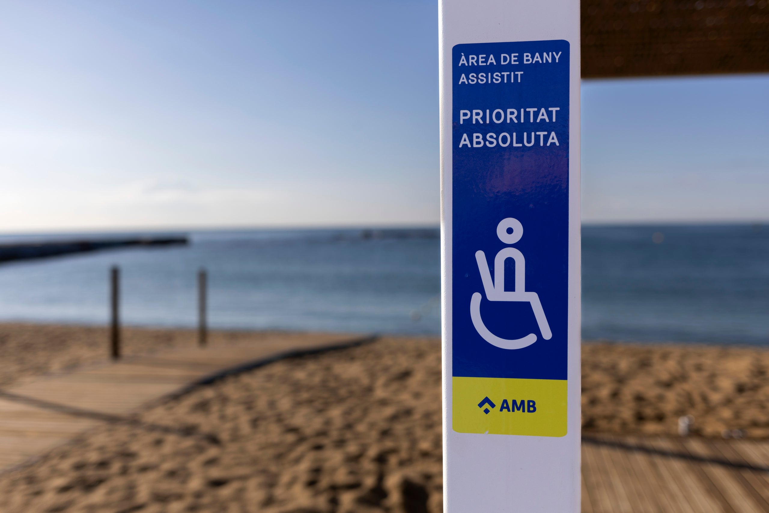 Àrea de bany assistit a la platja Nova Icària de Barcelona  | AMB