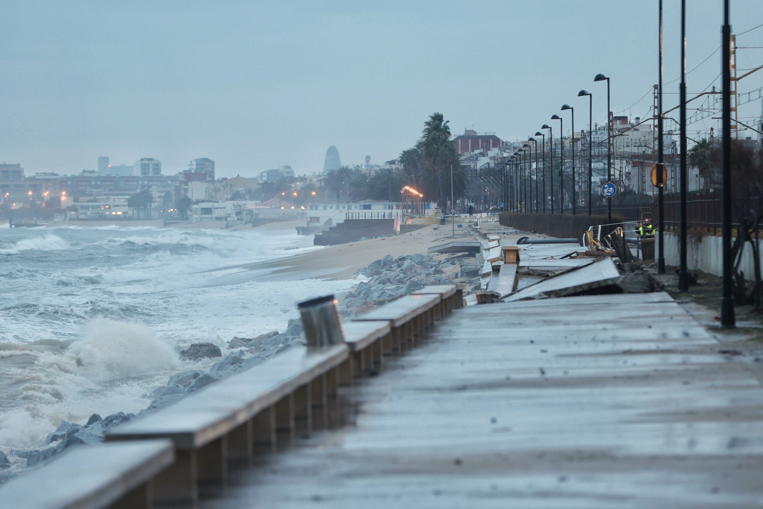 Destrosses al passeig Marítim de Badalona a causa de la borrasca Harry | AMB