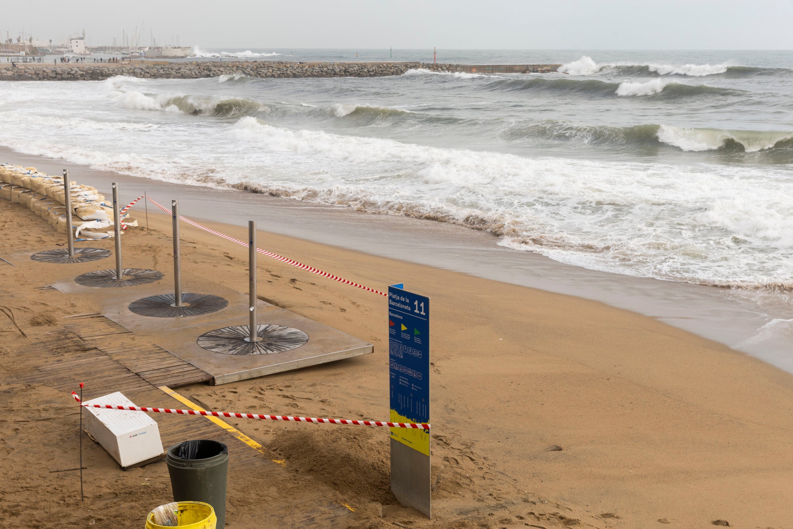 Afectaciones de la borrasca Harry en las playas metropolitanas. Playa de la Barceloneta, en Barcelona, después del temporal de levante de Navidad y San Esteban. Pérdida de arena y retroceso de la línea de costa. | AMB