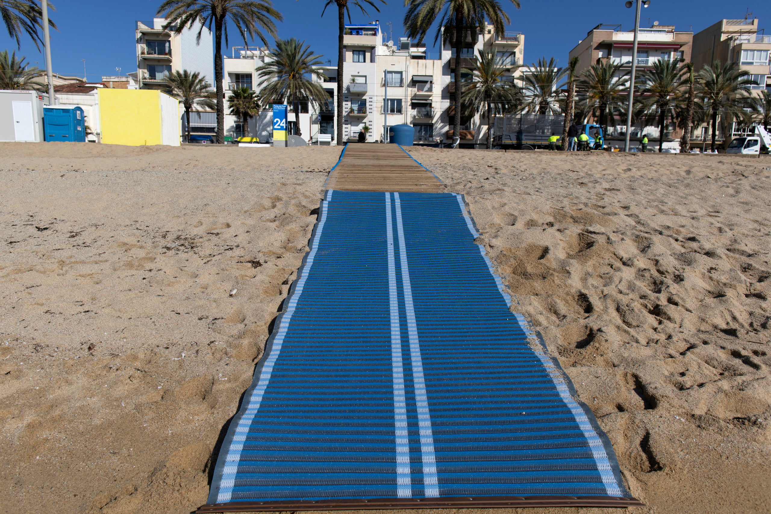 Accessos adaptats amb passeres d’ample especial | AMB
