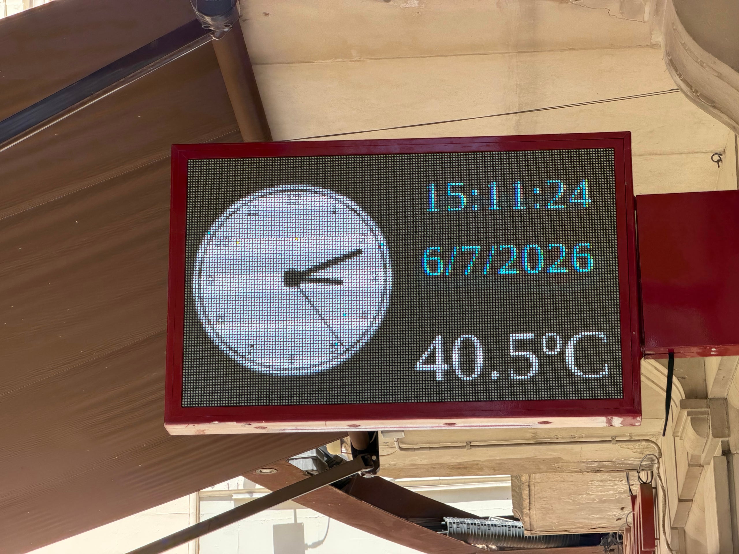 Un termòmetre de carrer marca 40,5 graus a Lleida a les 15 hores. | Roger Segura (ACN)