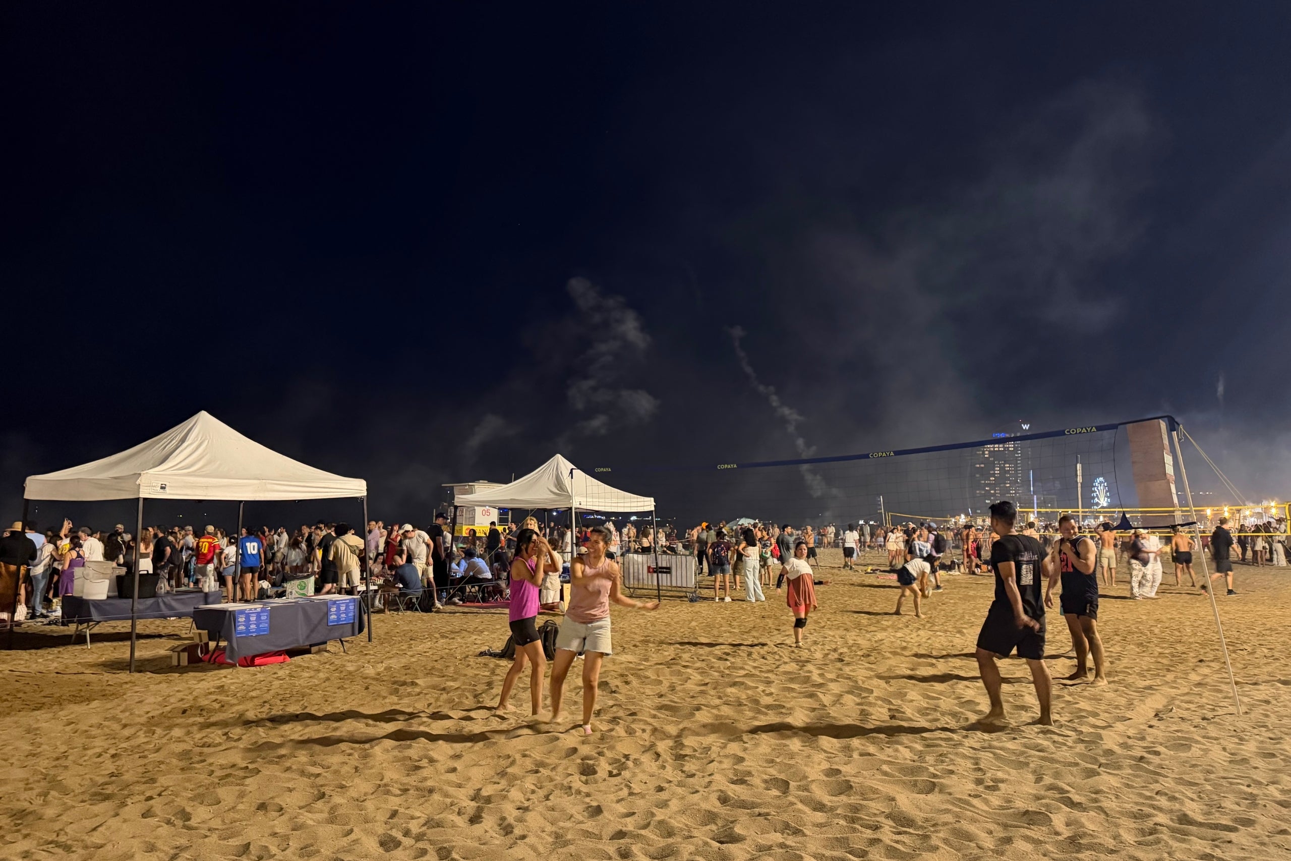 Ciutadans jugant a voleibol a Barcelona la nit de Sant Joan. | Norma Vidal (ACN)