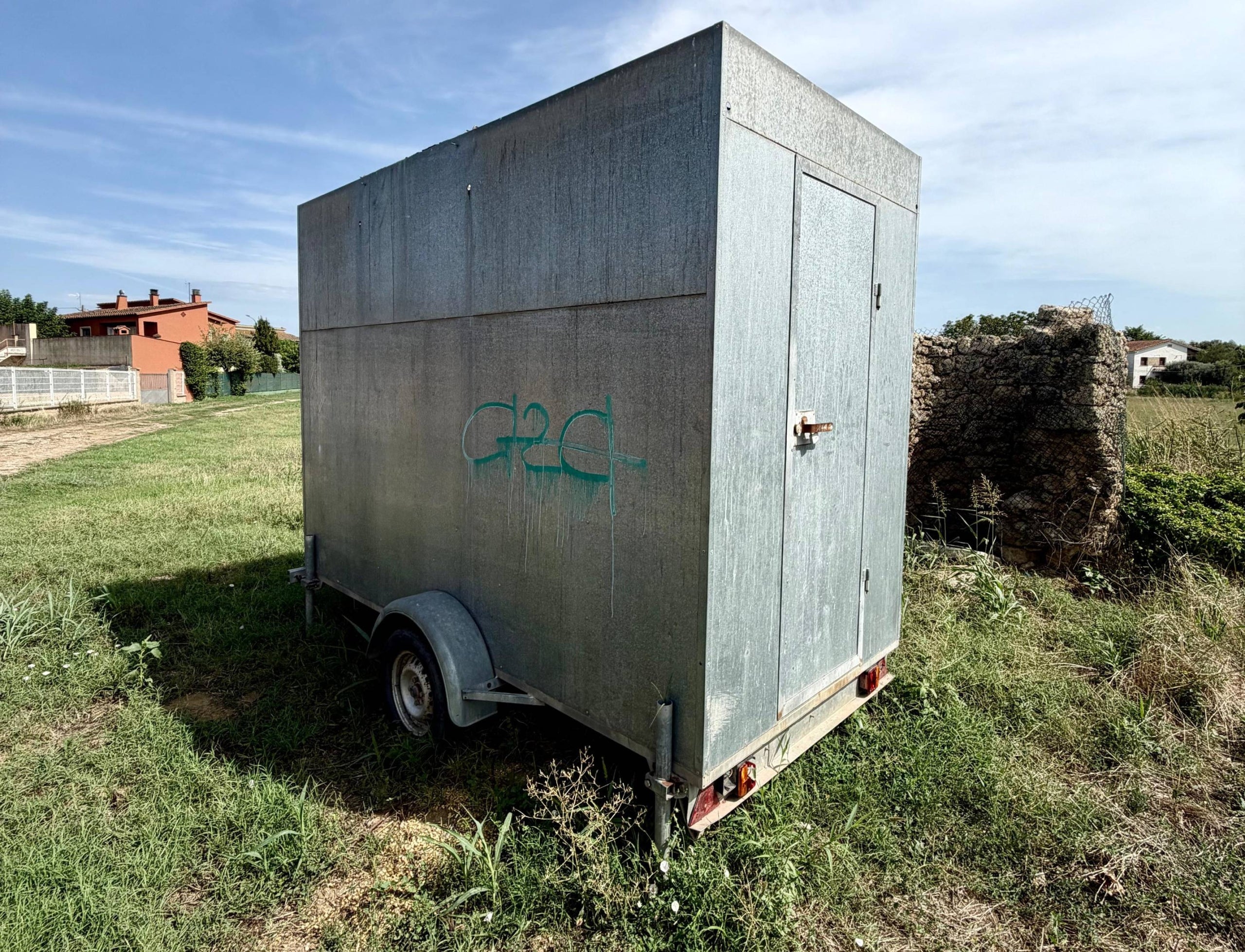 La gàbia mòbil per capturar coloms que té l'Ajuntament de Cornellà del Terri | Cedida Ajuntament de Cornellà del Terri a l'ACN