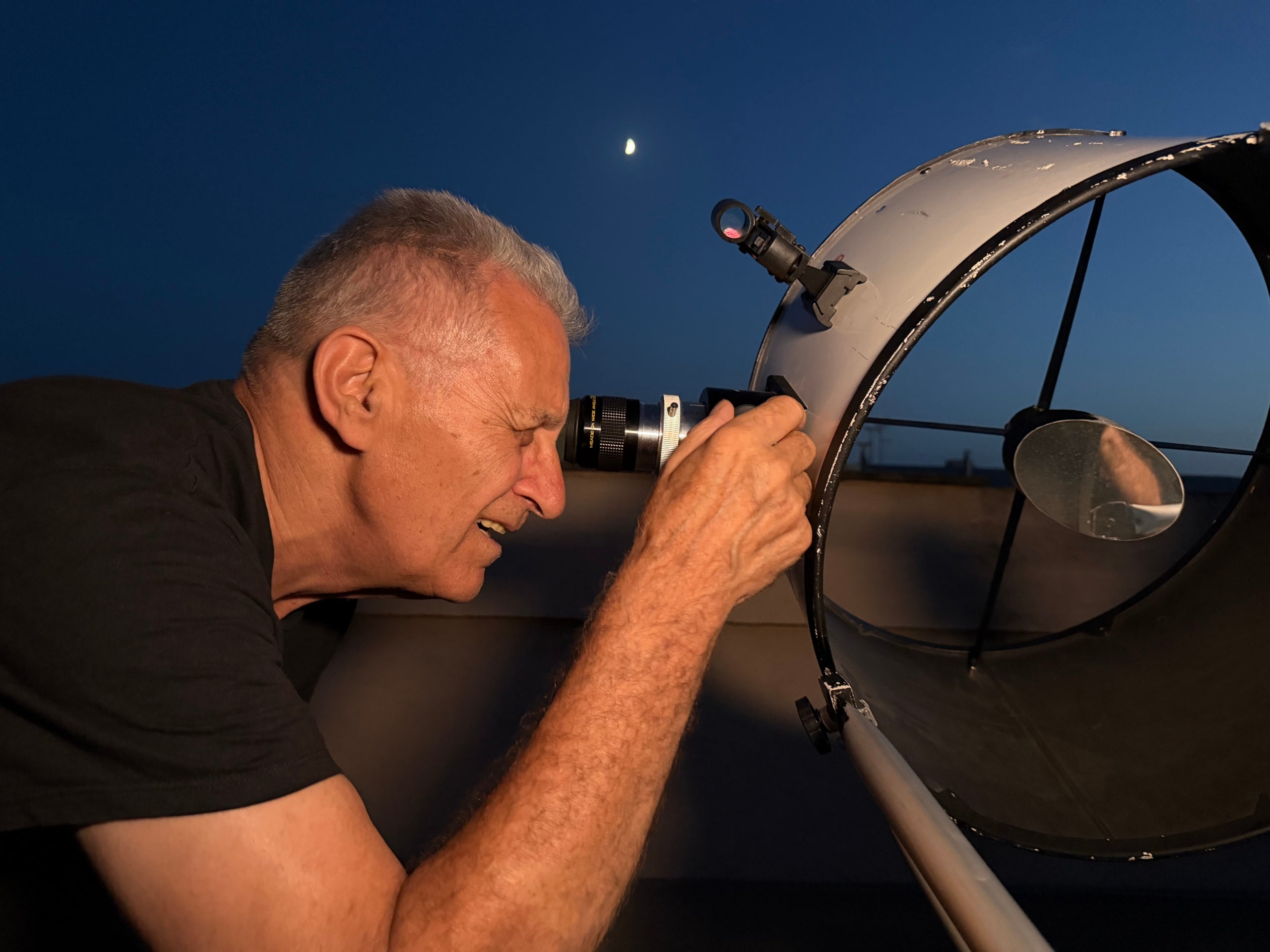 Antònio Mòdol, president de la Societat Astronòmica de Lleida, observant la Lluna amb un telescopi | Oriol Bosch (ACN)