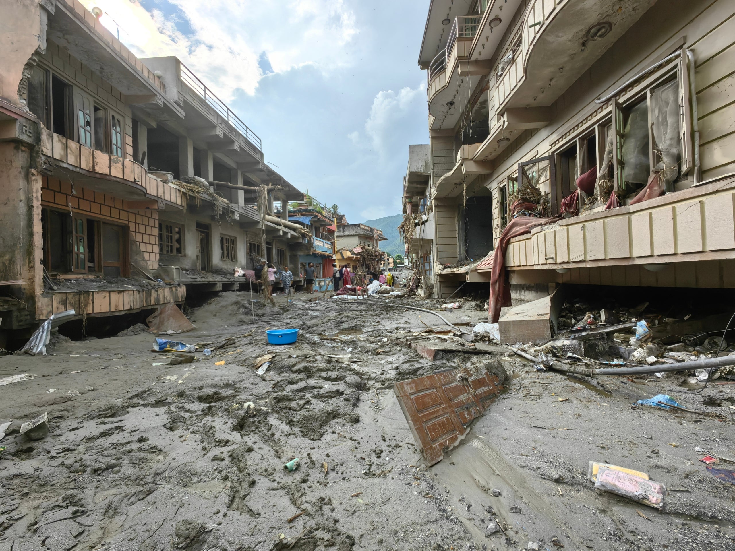 Aquesta foto presa el 29 d'agost de 2026 mostra una vista de la zona afectada per esllavissades de fang a Devighat a Nuwakot, Nepal. A partir de les 9 del matí, hora local del diumenge, s'havien recuperat 734 cossos de les zones afectades per esllavissades de fang, amb 2.498 persones encara desaparegudes, segons l'Autoritat Nacional de Prevenció i Gestió de Riscos de Desastres del Nepal. |
Europa Press/Contacto/Liu Tian
30/8/2026