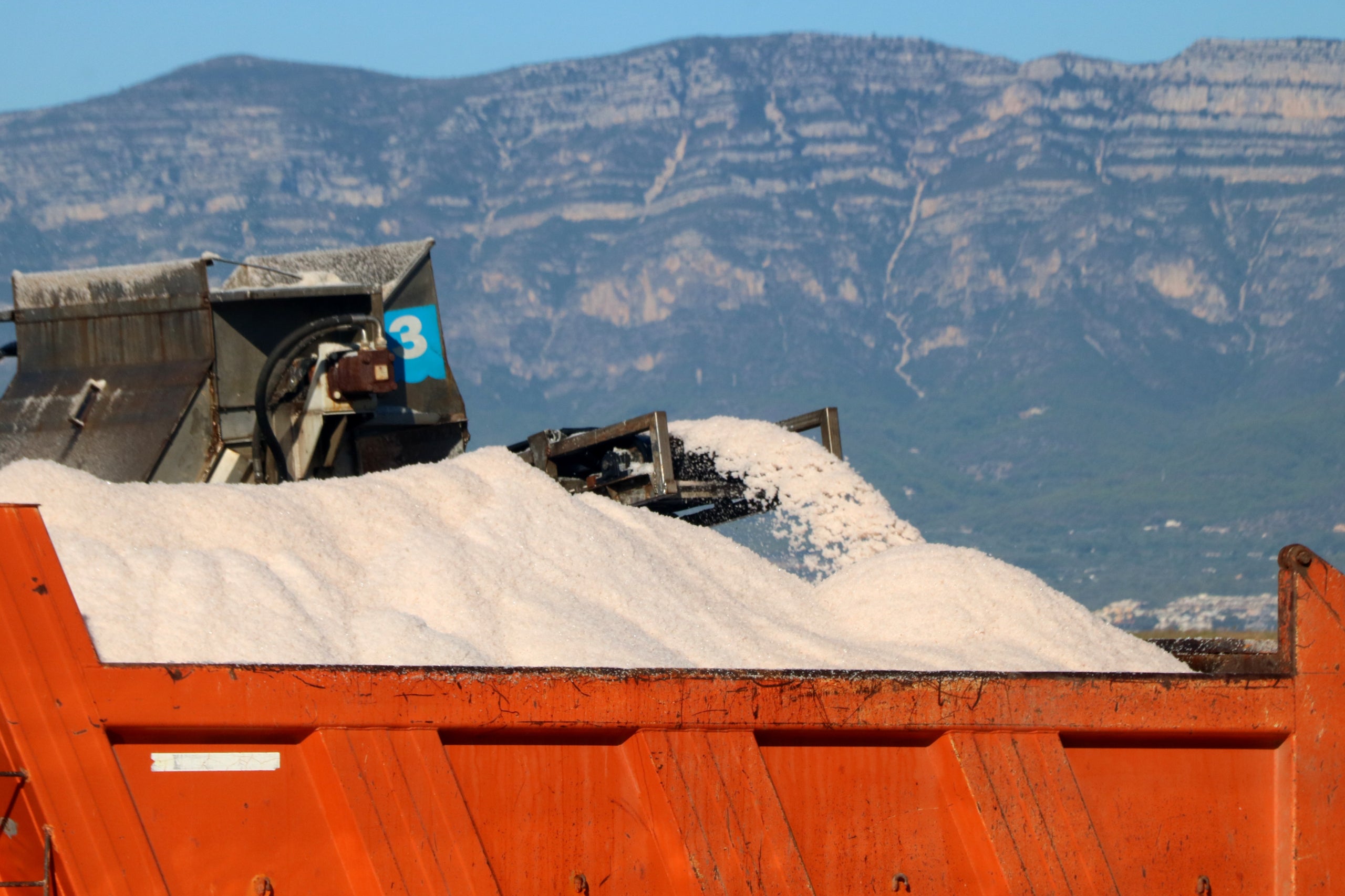 Detall de la càrrega de sal en un camió a les salines de la Trinitat | Jordi Marsal (ACN)