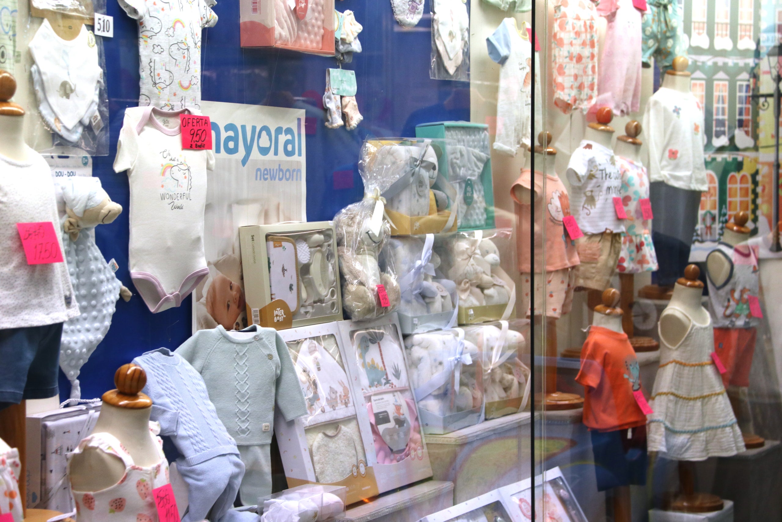 Aparador de la botiga de roba Bambino de Barcelona | ACN
