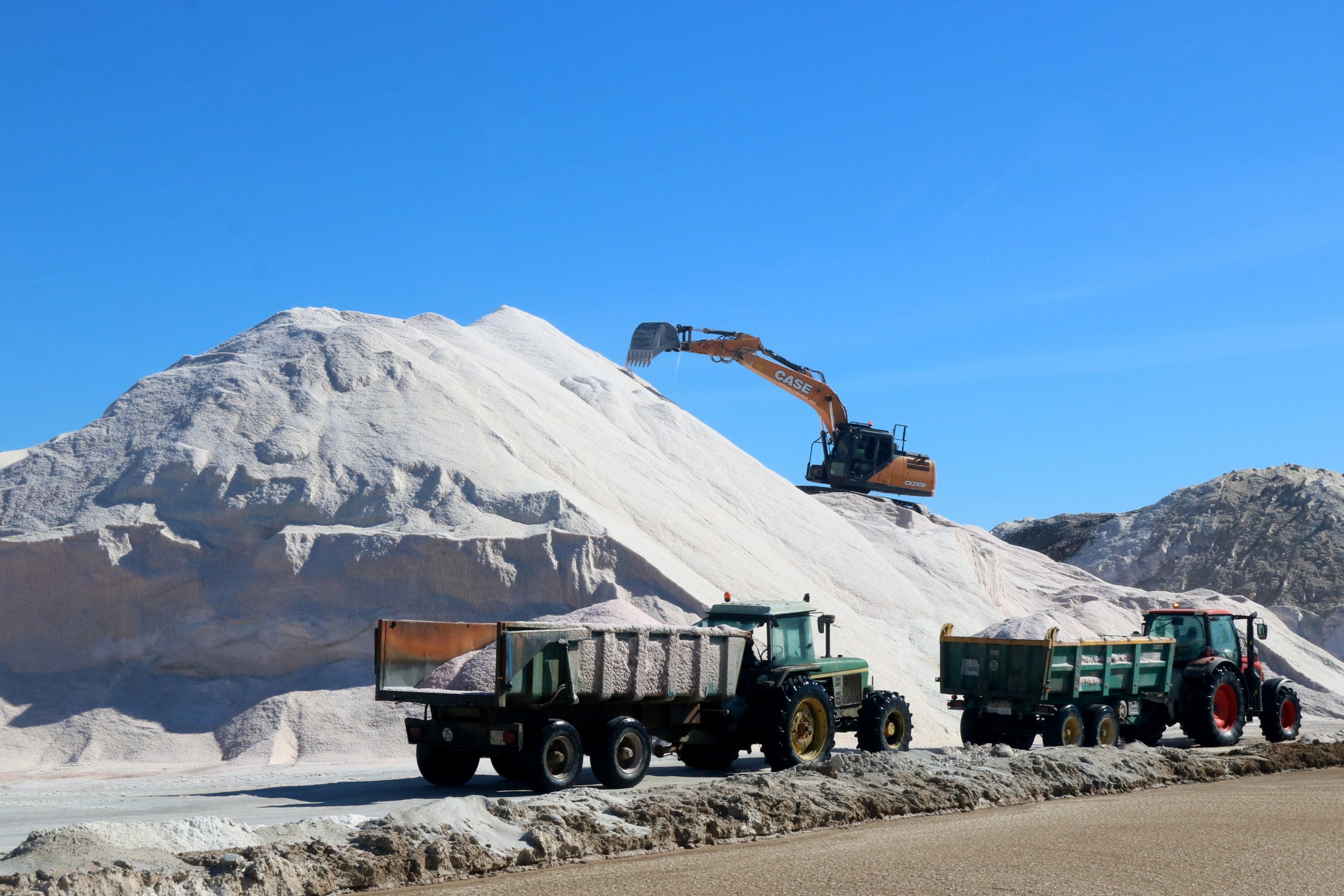 Tractors preparats per descarregar sal a la garbera de les salines de la punta de la Banya | Jordi Marsal (ACN)