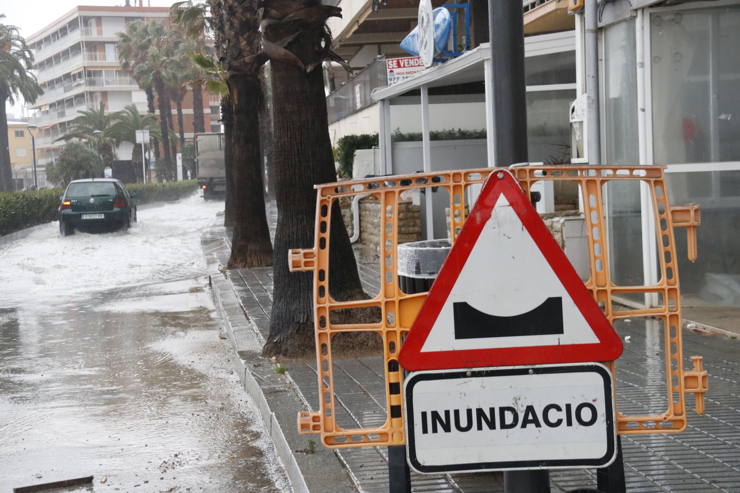 Pla general del passeig marítim inundat a Salou, a causa del temporal. Imatge del 21 de gener del 2020. (Horitzontal) | Núria Torres (ACN)