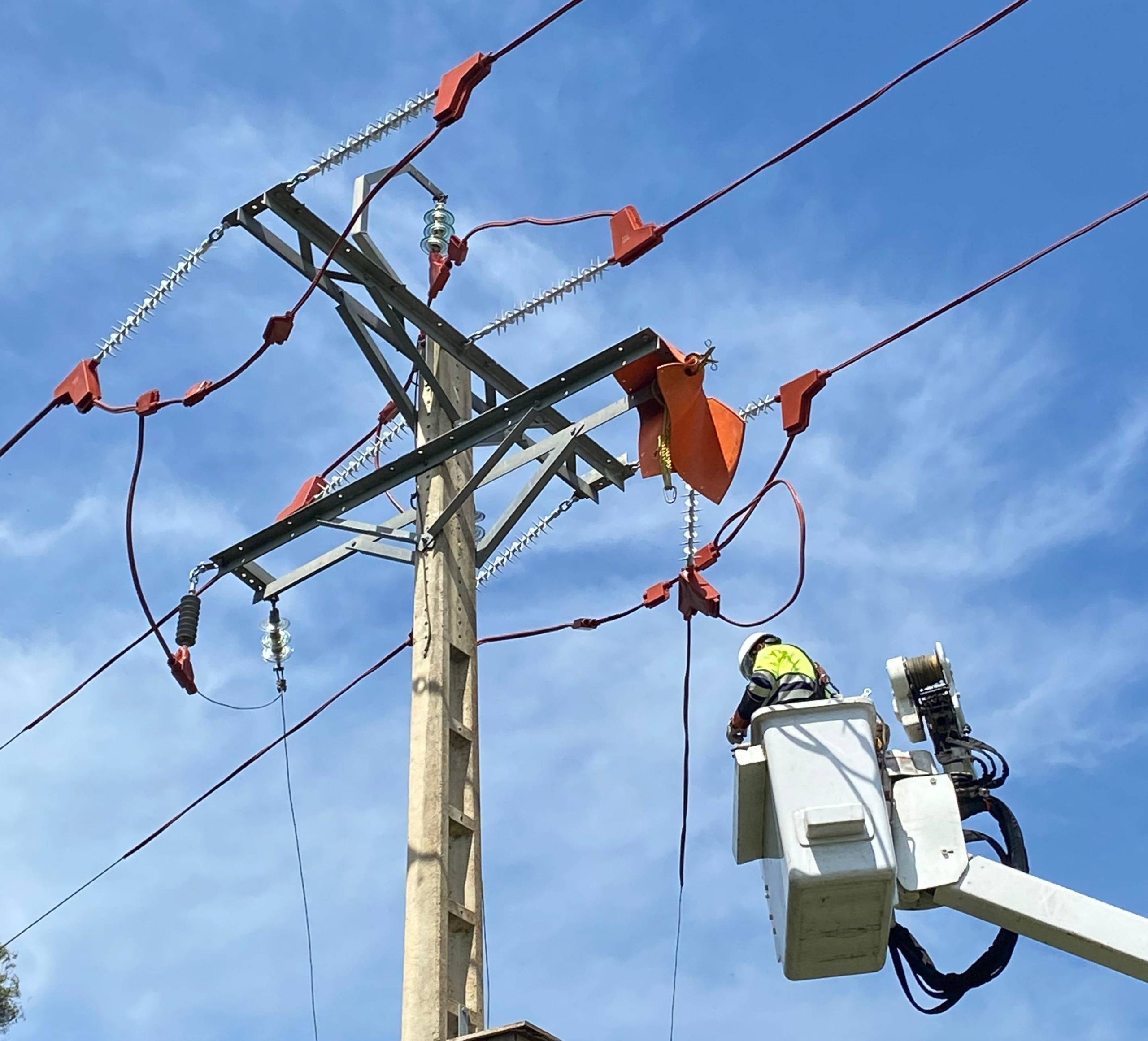Un operari treballant en una de les torres | ACN