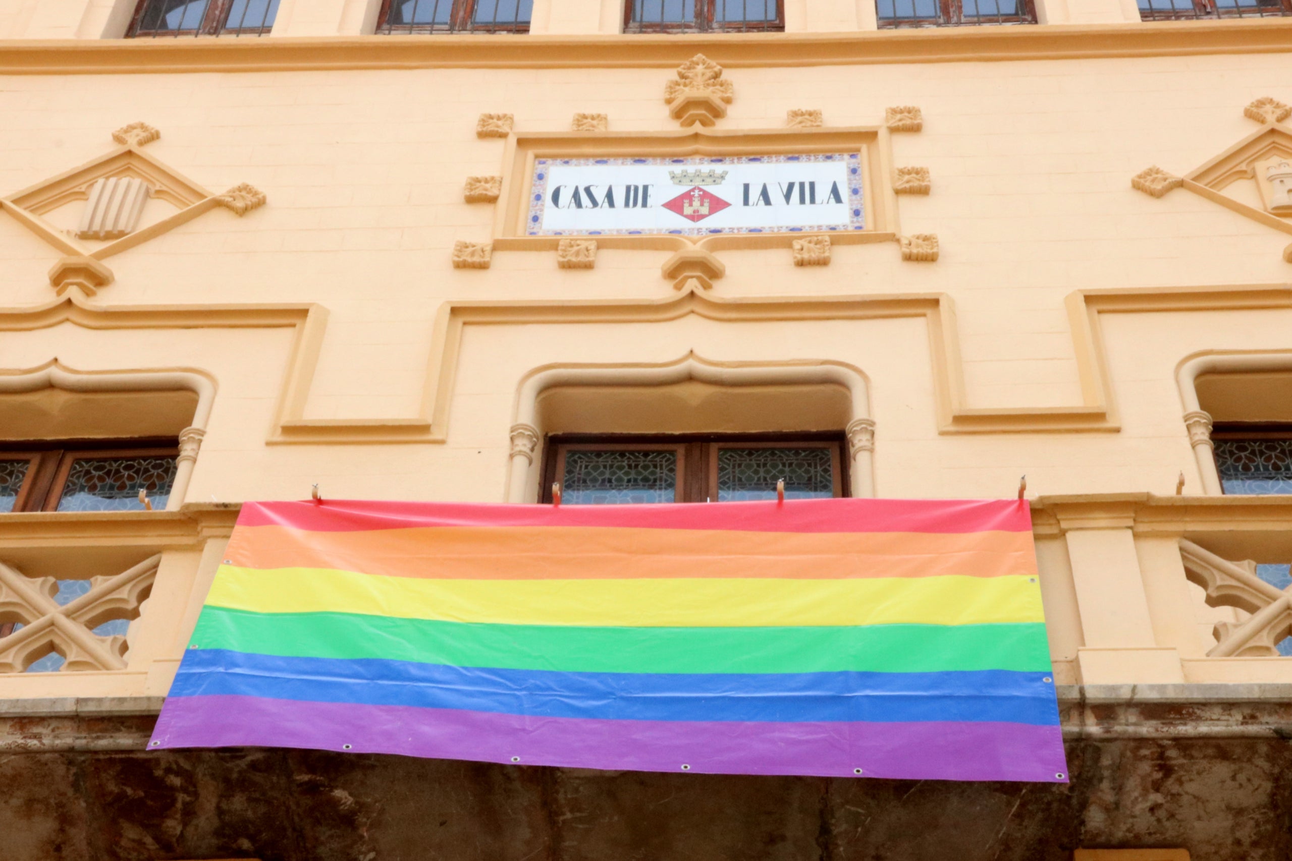 La Casa de la Vila de Sitges llueix la bandera LGTBI | Gemma Sánchez (ACN)