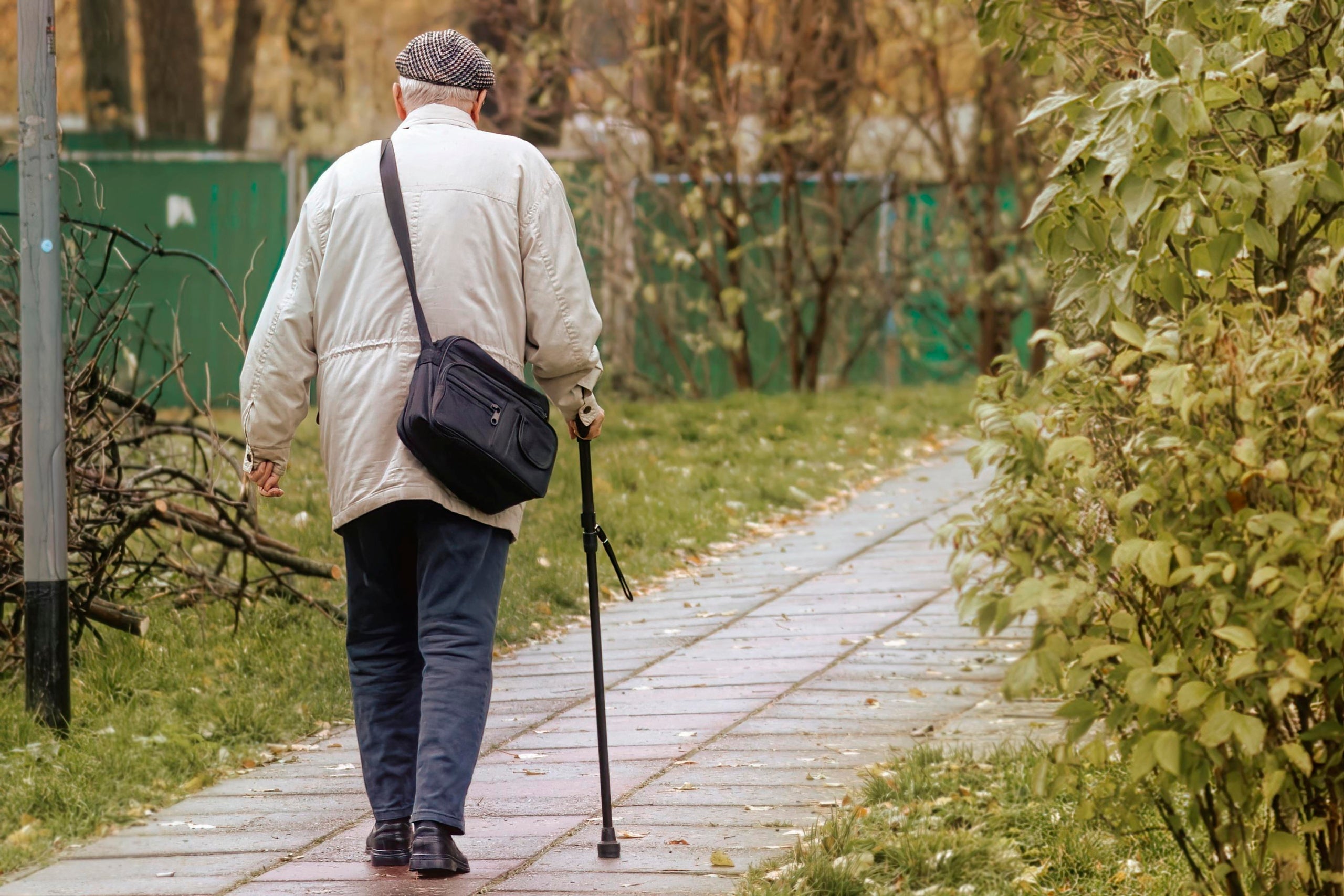 Un home gran caminant amb bastó / Pixabay