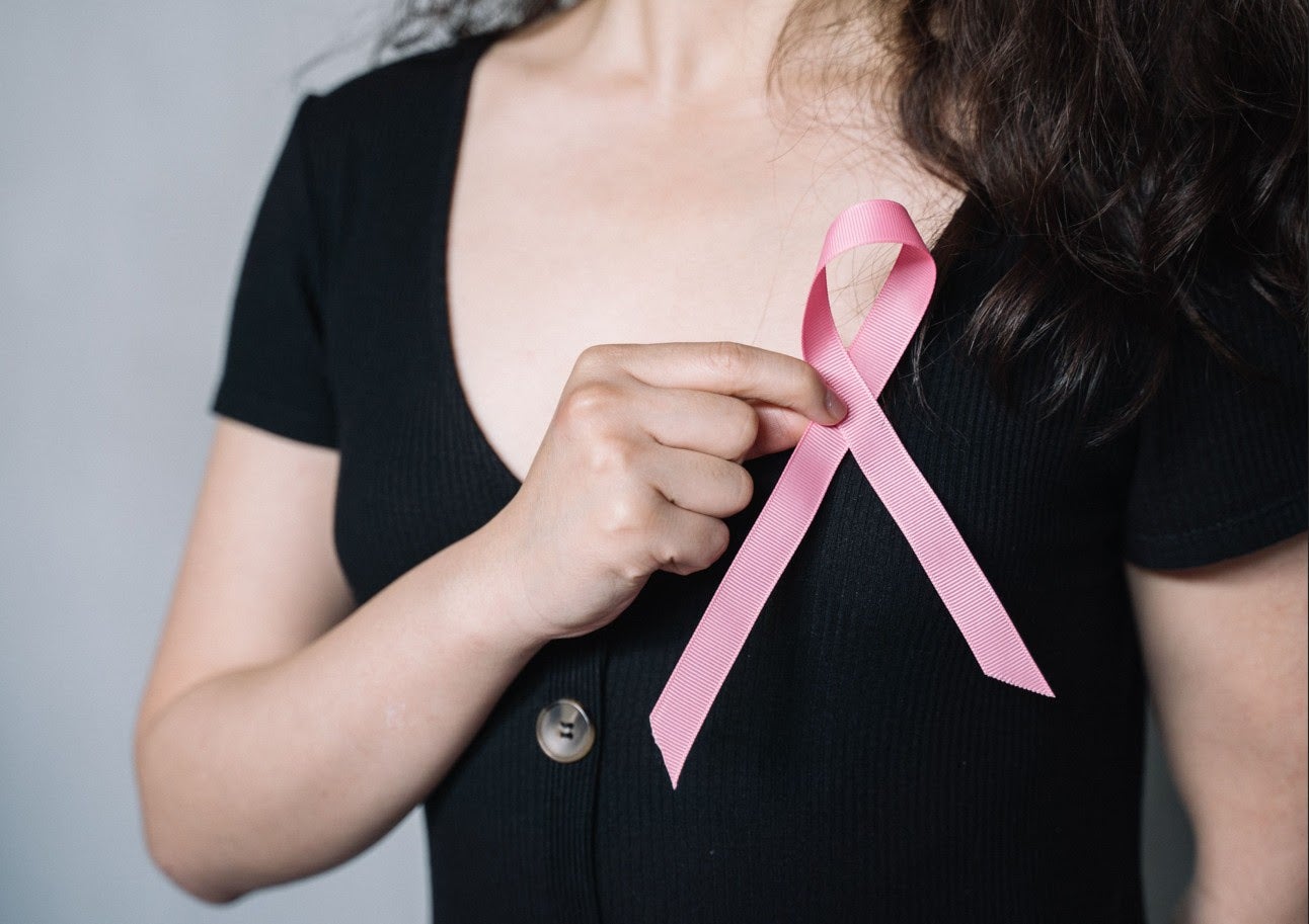 Imatge d'arxiu d'una dona amb el llaç rosa del càncer de mama | UPF 